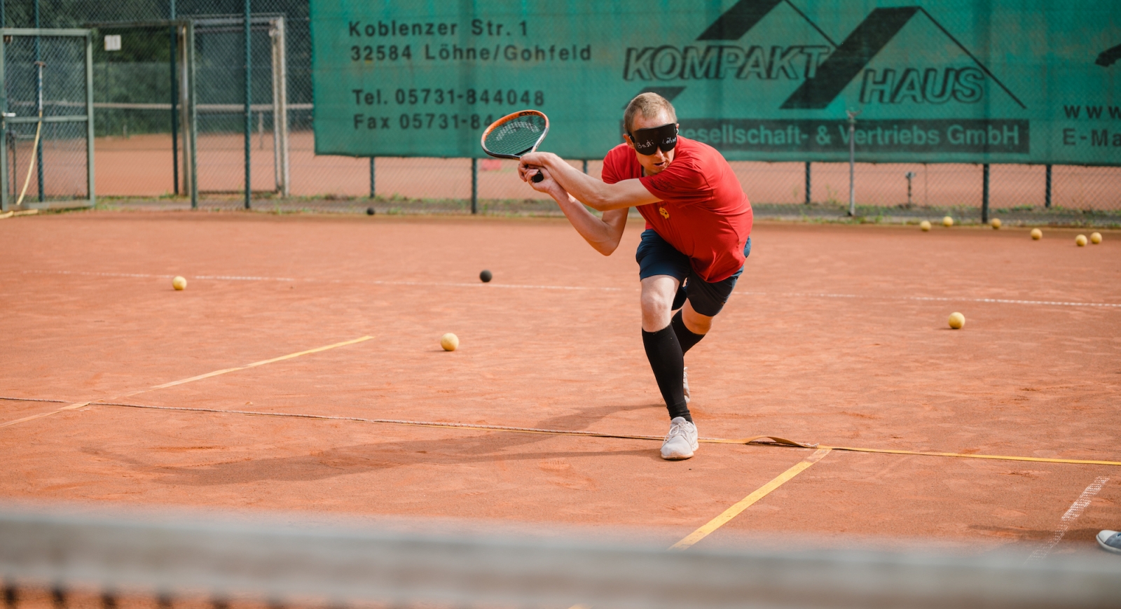 Blinder Tennisspieler mit Schläger in Action