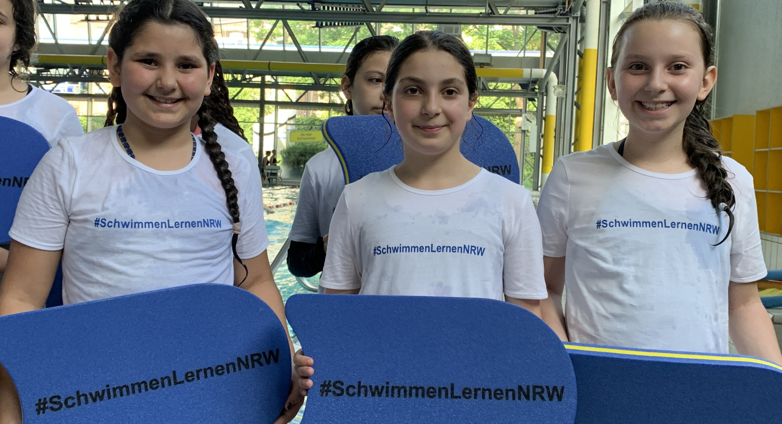 Mädchen mit Schwimmhilfen in einem Schwimmbad