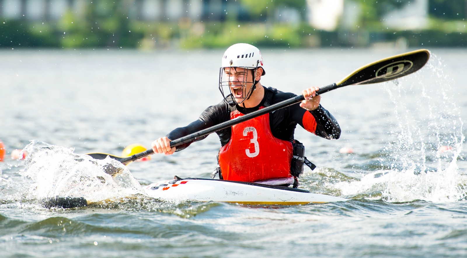 Das Bild zeigt den Sportler Sven Vogt beim Kanupolo.