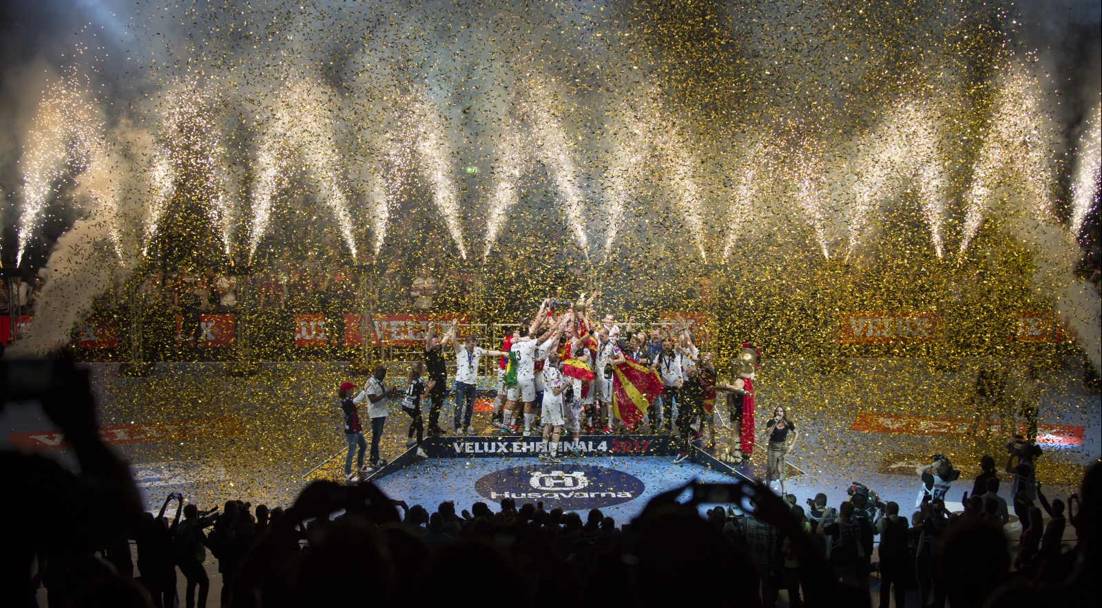 THW Kiel feiert seinen Sieg beim Handball-Final 4 2020. Es regnet goldenes Lametta von der Decke.