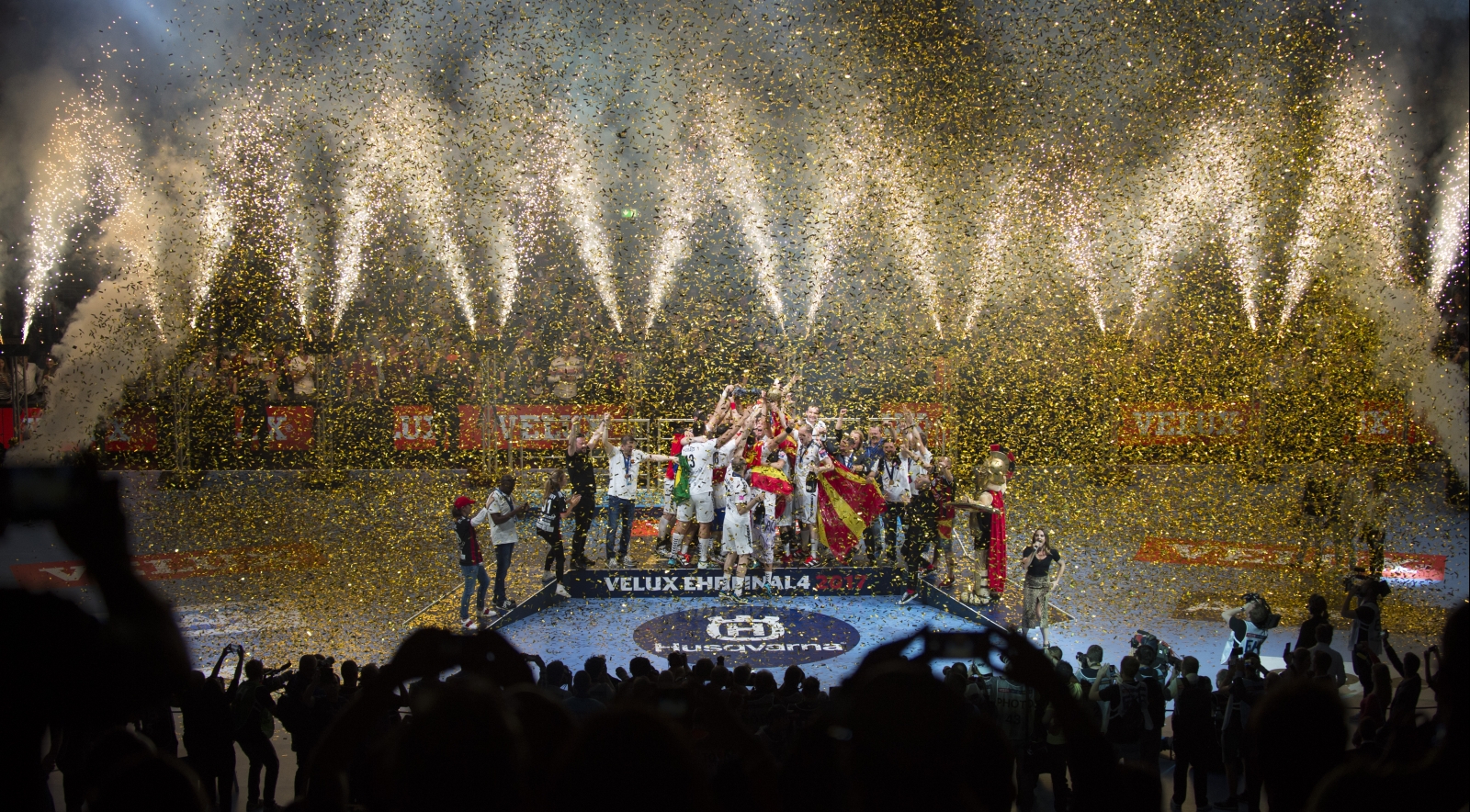 jubelnder THW Kiel in der Arena