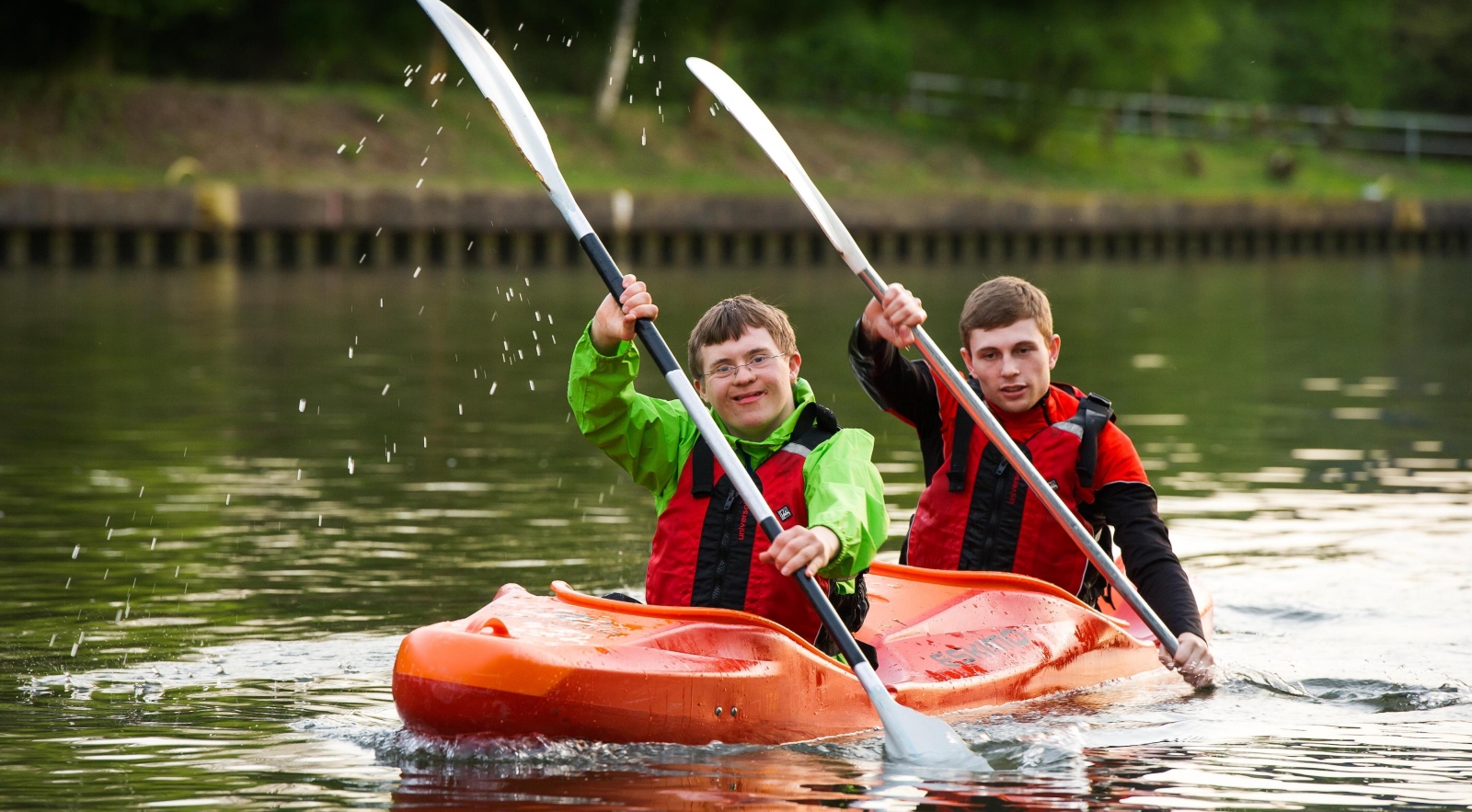 Zwei Kanufahrer auf dem Wasser 