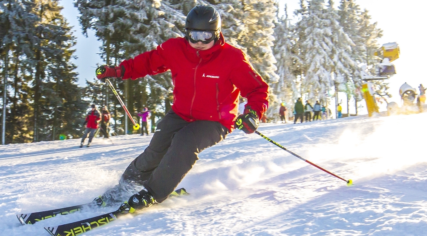 Skifahrer fährt eine Schneebedeckte Piste hinunter