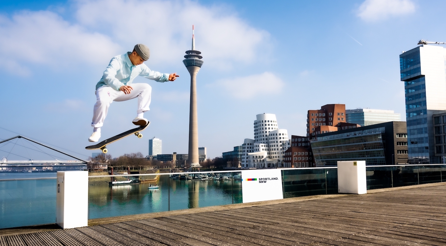 Ein Skater beim Sprung 