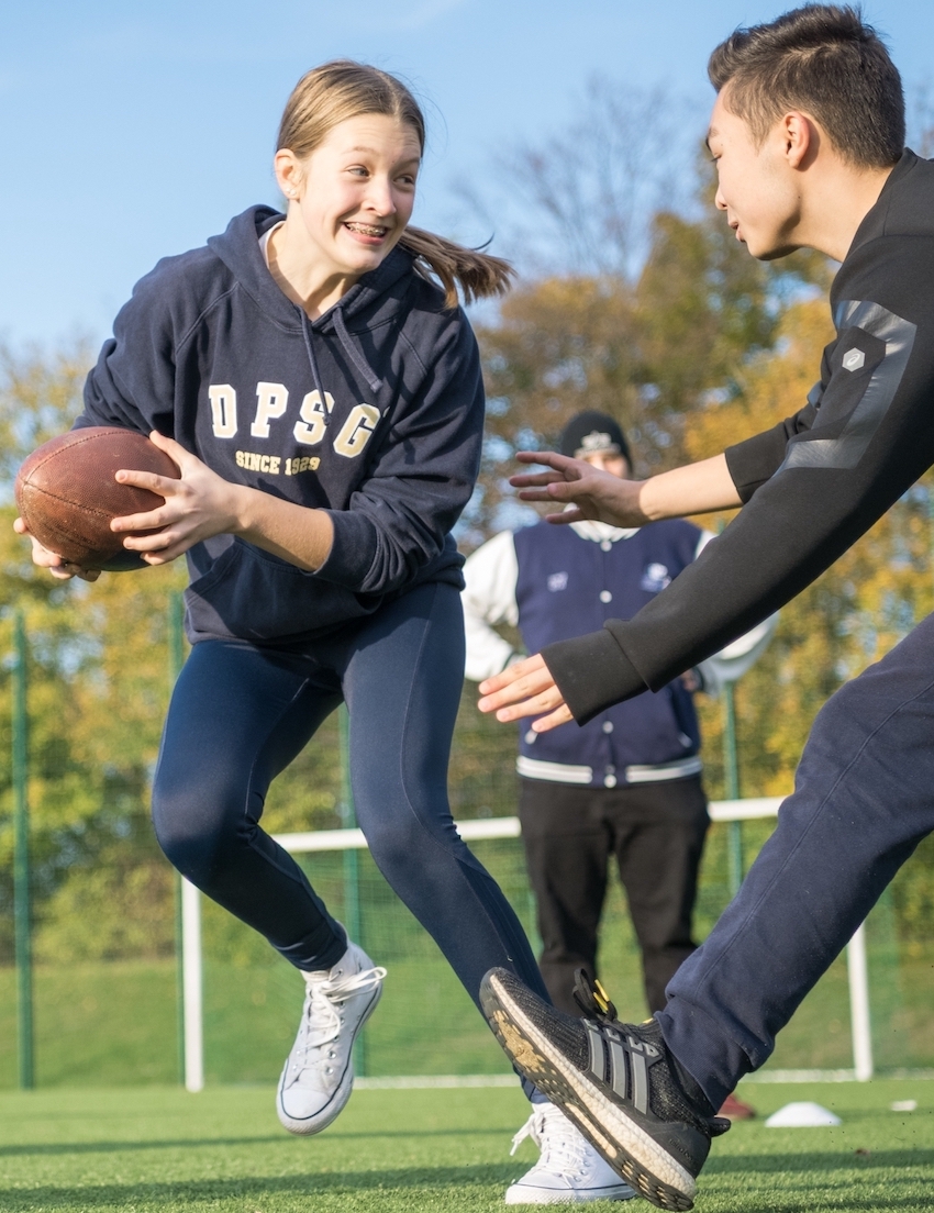 Mädchen und Junge beim Soft-Rugby 