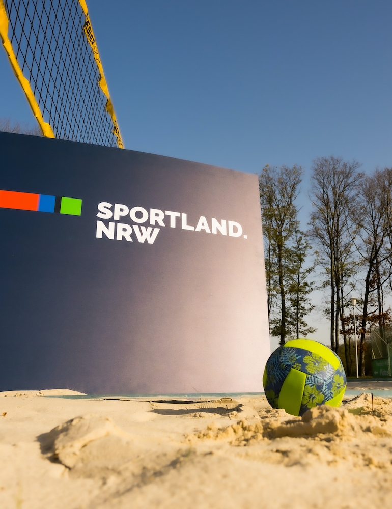 Sportland.NRW-Banner auf einem Volleyball-Feld