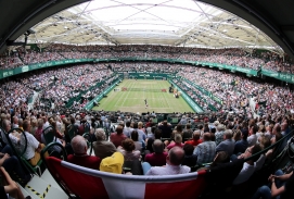 OWL Arena mit Zuschauern und zwei Tennisspielern auf dem Spielfeld.