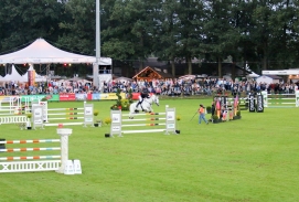 Springreiter mit seinem Pferd beim Sprung über ein Hindernis