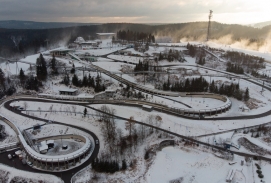 Luftaufnahme der Eisarena in Winterberg