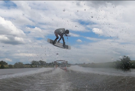 Sportler auf einem Wakeboard in der Luft