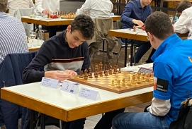 zwei Spieler bei einer Schachpartie