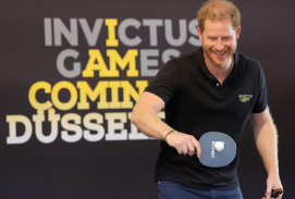 Prinz Harry vor Banner Invictus Games