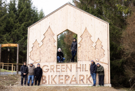 Personen vor Eingang aus Holz in Schmallenberg