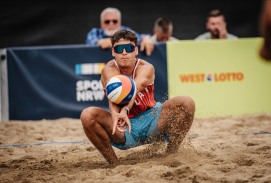 Beachvolleyball-Spieler in Aktion