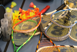 Badmintonschläger liegen auf einem Haufen