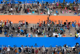 Blick von oben auf Wechselbereich beim Duathlon-Wettbewerb