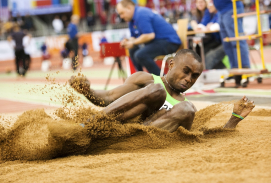 Leichtathlet beim Sprung in die Grube