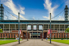 Außenansicht des Rheinenergiestadions vor blauem Himmel 