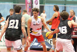 Junge Männer in Aktion beim 3x3 Basketball