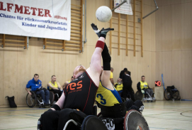 Rollstuhl-Rugbyspieler in der Halle in Aktion