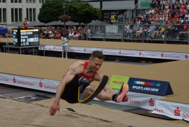Markus Rehm beim Sprung in die Grupe