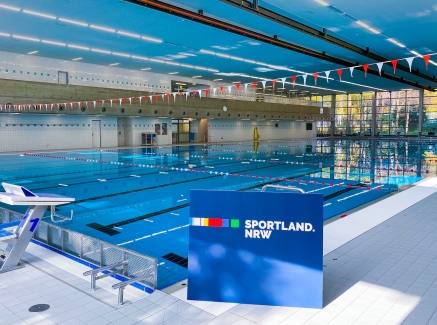 Sportland.NRW-Banner in einer Schwimmhalle