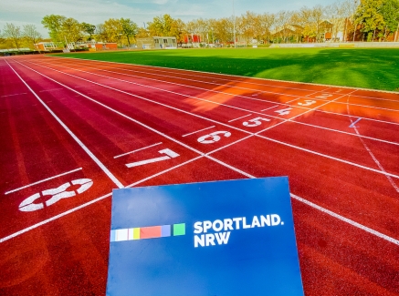 Sportland.NRW-Schild auf Tartanbahn