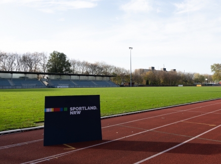 Sportland.NRW-Schild auf Tartanbahn