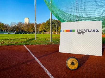 Sportland.NRW-Schild auf Tartanbahn