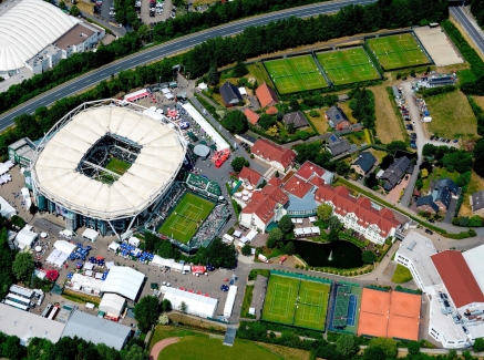 OWL Arena aus der Vogelperspektive mit umliegenden Tennis Trainingsfeldern.