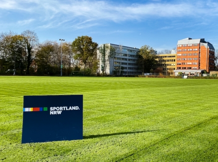 Sportland.NRW-Schild auf Rasen