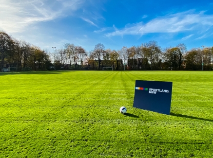 Sportland.NRW-Schild auf Rasen