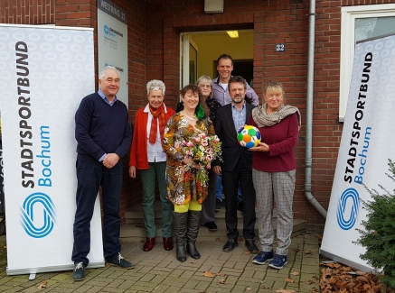 Staatssekretärin Andrea Milz mit den Vorstandsmitgliedern des Sportbunds Bochum vor dem Vereinsgebäude.