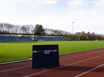 Sportland.NRW_Schild auf Tartanbahn