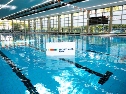 Sportland.NRW-Schild im Schwimmbecken