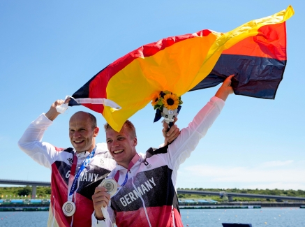 Hoff und Schopf mit Deutschland Fahne und Silbermedaille vor blauem Himmel