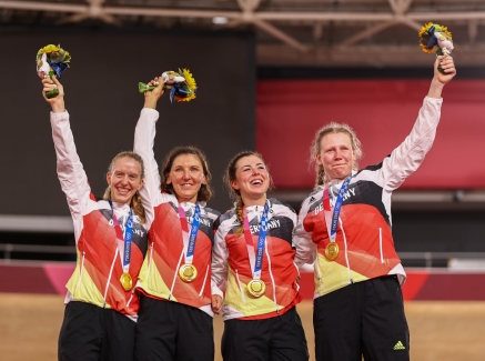 Bahn-Vierer Damen um Mieke Kröger mit den Goldmedaillen