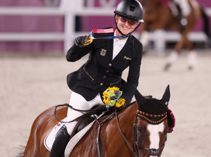 Vielseitigkeitsreiterin Julia Krajewski auf ihrem Pferd mit der Goldmedaille