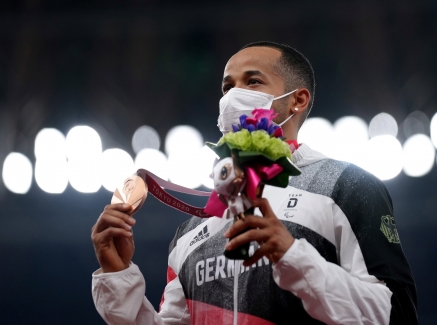 Weitspringer Léon Schäfer mit Bronzemedaille 