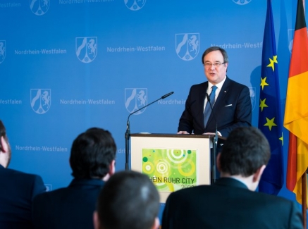 Ministerpräsident Armin Laschet beim Grußwort in Portraitformat