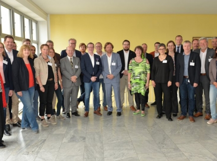 Staatssekretärin Milz beruft Steuerungsgruppe zur Entwicklung einer Engagementstrategie - Gruppenfoto