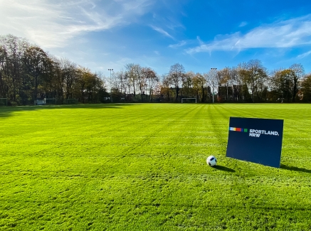 Sportland.NRW-Schild auf Rasen 