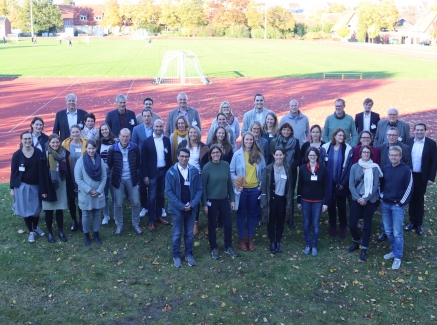 Mitglieder des Forschungsverbundes Kinder- und Jugendsport NRW auf einem Sportplatz