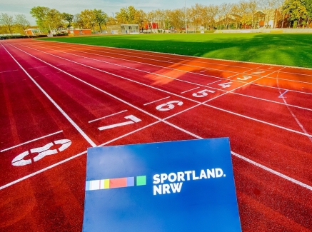 Sportland.NRW Logo auf Tartanbahn