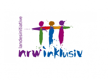 Logo der Landesinitiative NRW inklusiv mit 3 mit verschiedenenfarbigen Pinselstrichen gemalten Personen, der Hintergurnd ist weiß. 