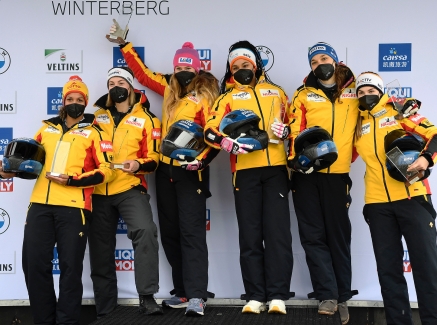Damenbob Mannschaft auf Podium bei Bob Weltcup in Winterberg