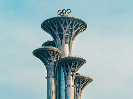 Türme in Peking mit den Olympischen Ringen