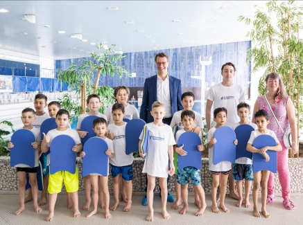 Hendrik Wüst und Andrea Milz mit Kindern im Schwimmbad