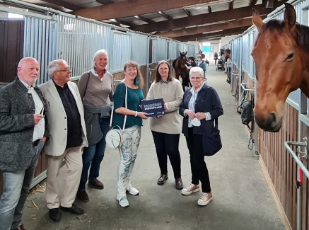 Staatssekretärin Milz in einem Reitstall