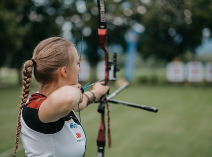 Athletin beim Bogenschießen